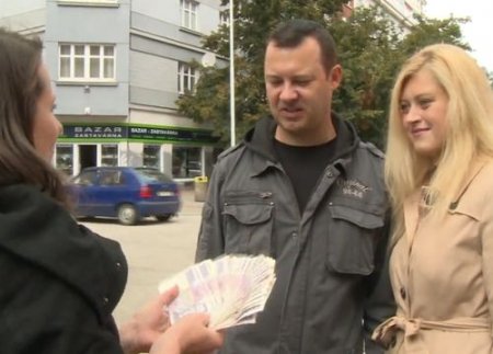 Чехи свингеры ищут на улице семейную пару для секса за деньги