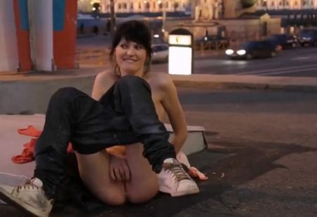 Бесстыжая девка разделась на спор догола посреди улицы Питера