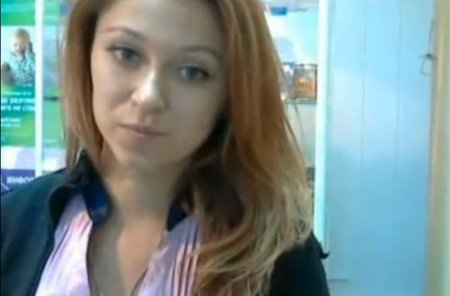 Сотрудница салона сотовой связи мастурбирует под столом на работе