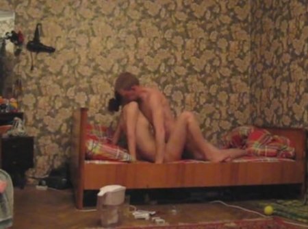 Частные русские поебушки молодой пары в домашнем беспорядке
