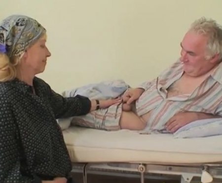 Молодая медсестра помогла старой жене удовлетворить мужа на койке
