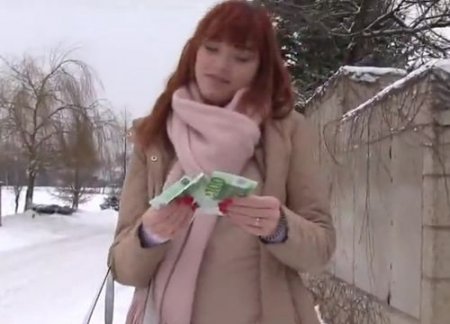 Пикапер развращает деньгами рыжую незнакомку и уговаривает на секс